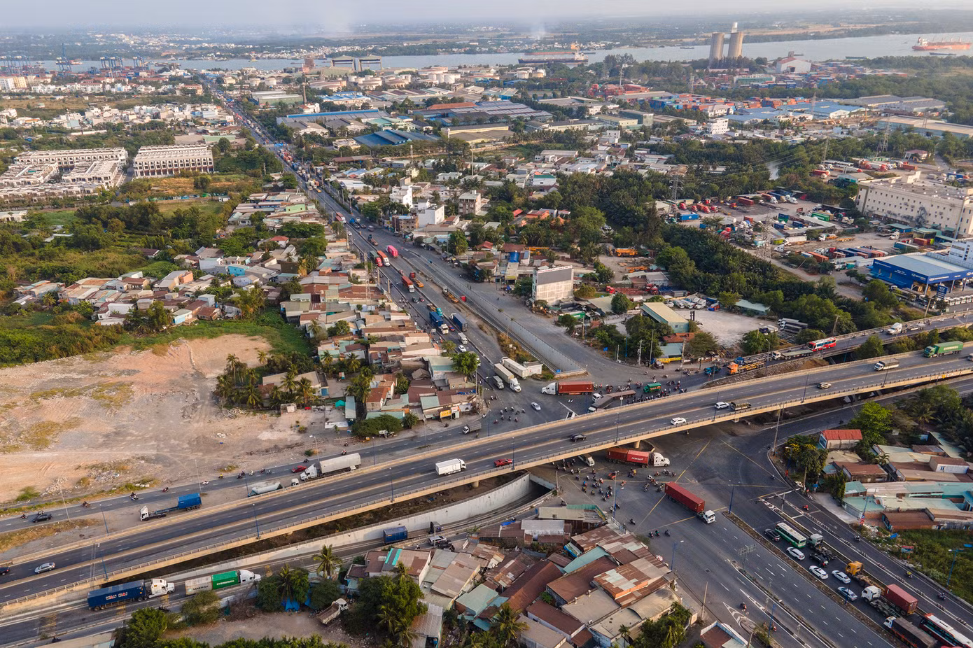 Vào giờ cao điểm, di chuyển qua đây là nỗi ám ảnh của những người đi xe máy.