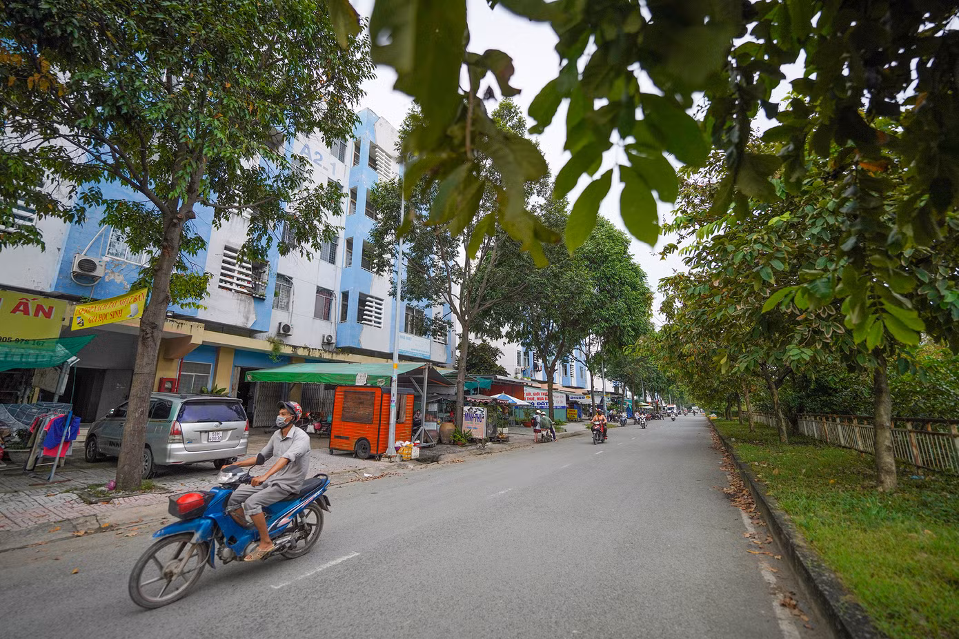 Có lẽ khu C là nơi nhộn nhịp nhất ở khu tái định cư Vĩnh Lộc B bởi dãy nhà mặt tiền mở cơ sở kinh doanh. Tuy nhiên đó chỉ là bên ngoài, còn nội khu cũng ít tiện ích, cây cỏ um tùm như các khu khác.