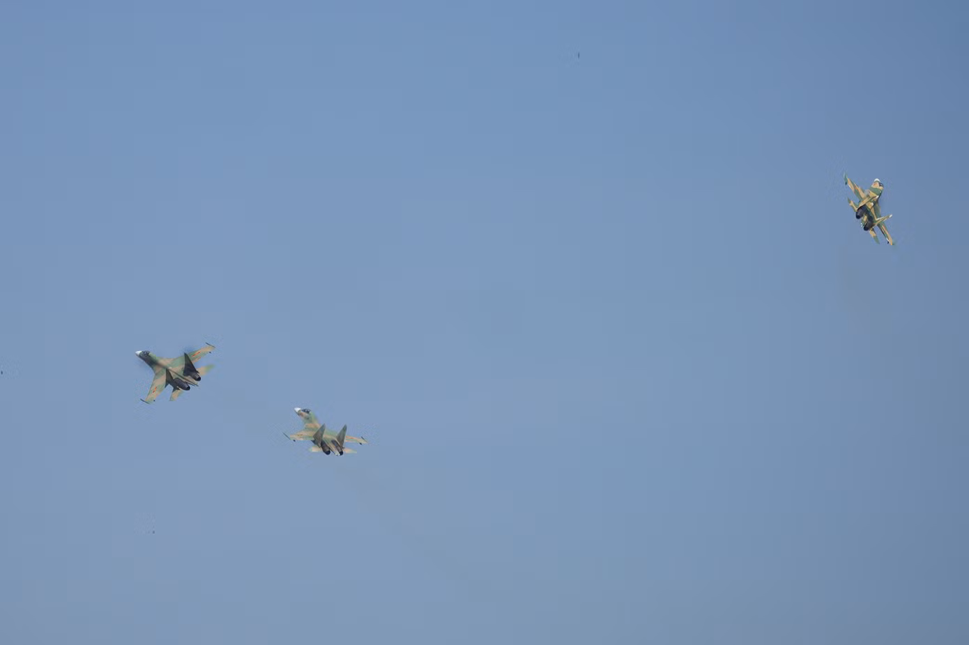 Su-30MK2 tách đội.