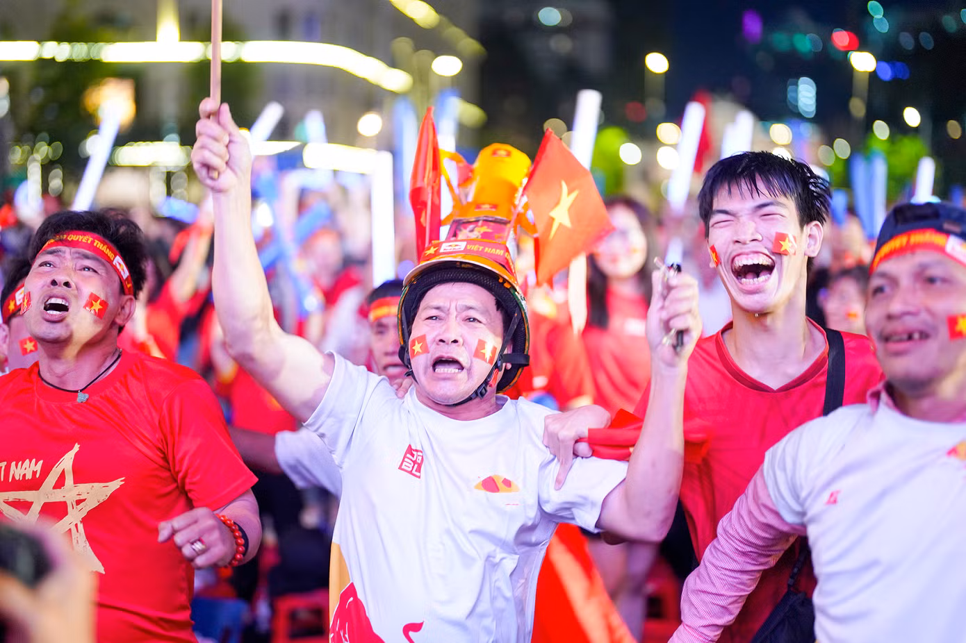 Người hâm mộ không ngồi yên suốt 90 phút của trận đấu.