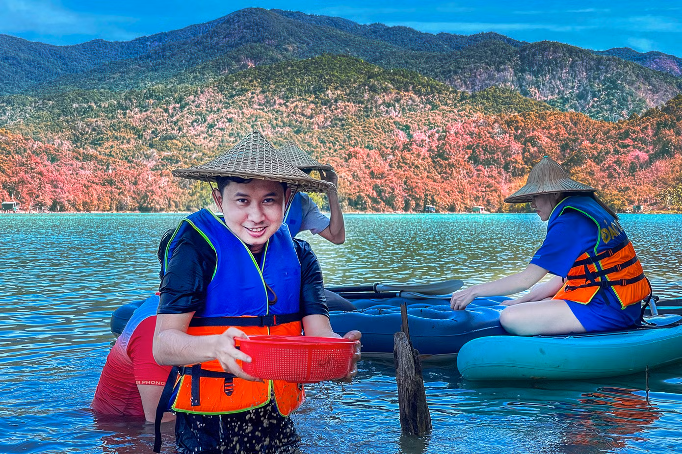 Độc đáo hơn chính là trải nghiệm bơi thuyền SUB đi mò hến. Phần chế biến món hến xúc bánh tráng sẽ được đội hỗ trợ trên đảo Du Mục thực hiện.