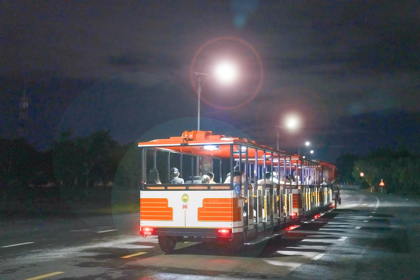 Chỉ mới hơn 18h, khu vực Vịnh Kỳ Diệu rộng lớn bên trong KDL đã có hàng chục ngàn khán giả đến chờ xem pháo hoa. Do khu vực quá rộng nên nhiều du khách chọn dịch vụ xe lửa để di chuyển vào khu vực xem pháo hoa.