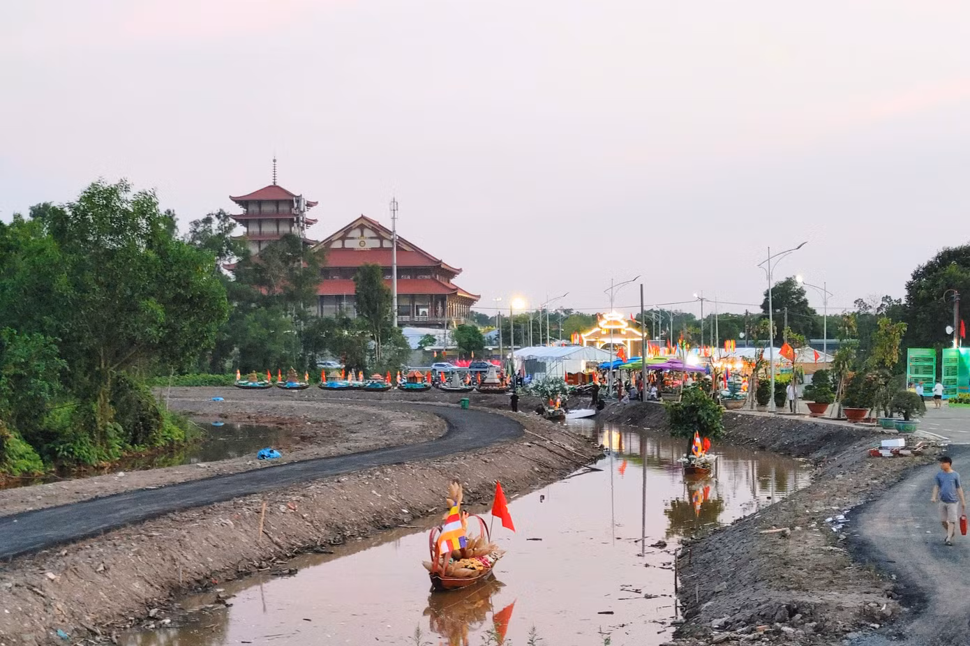Trong khuôn khổ đại lễ Vesak Liên Hiệp Quốc 2025, Giáo hội Phật giáo Việt Nam sẽ tôn trí Xá lợi Đức Phật (bảo vật quốc gia Ấn Độ) tại Việt Nam 20 ngày. Cụ thể tại chùa Thanh Tâm, Học viện Phật giáo Việt Nam, công viên Láng Le (H.Bình Chánh, TPHCM) từ ngày 2-8/5, tại Núi Bà Đen (Tây Ninh) từ ngày 8-13/5, tại chùa Quán Sứ (Hà Nội) từ ngày 13-16/5, tại chùa Tam Chúc (Hà Nam) từ ngày 17-21/5, sau đó xá lợi được đưa về lại Ấn Độ.