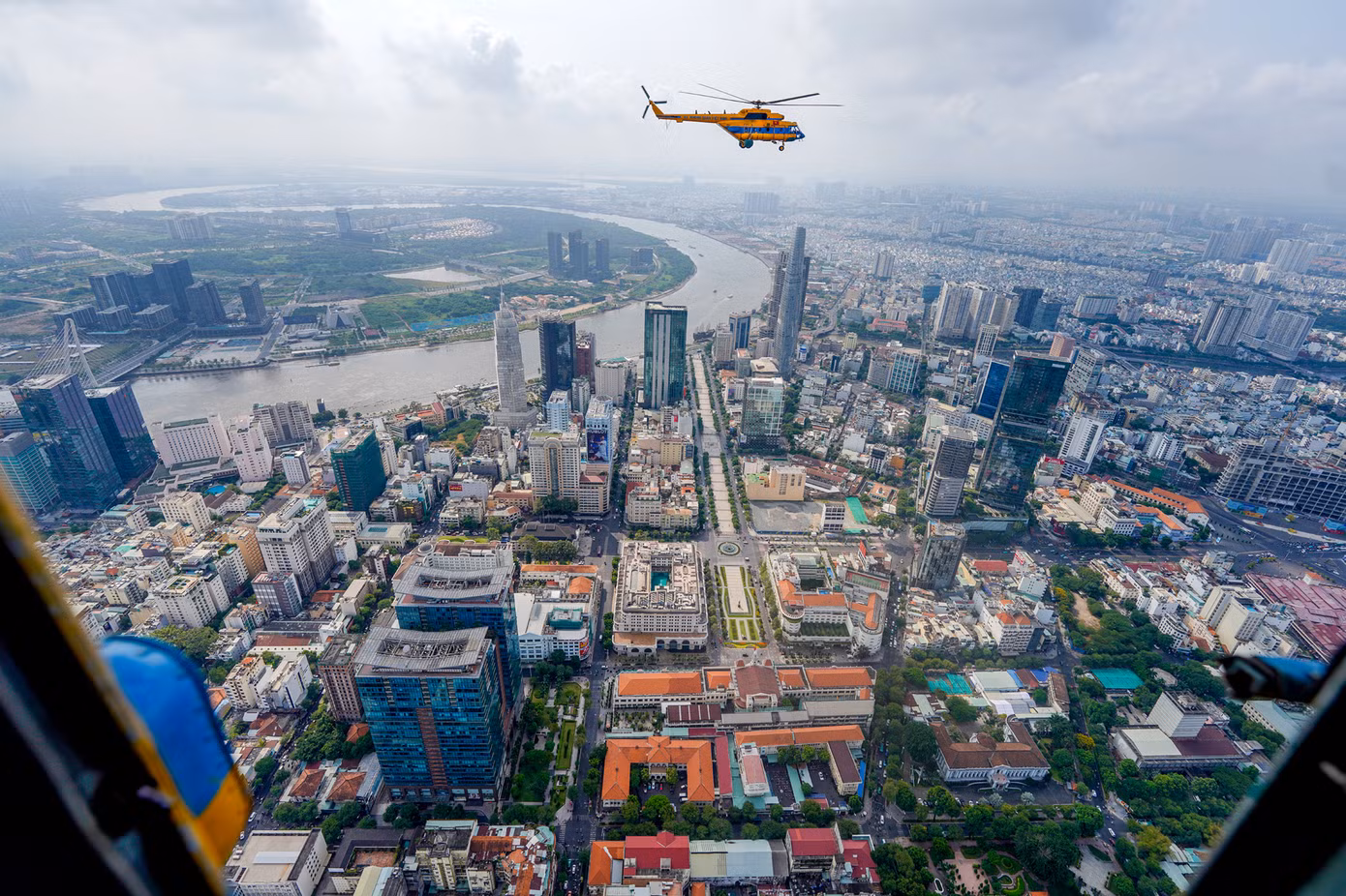 Phía dưới là phố đi bộ Nguyễn Huệ, trụ sở UBND TPHCM.