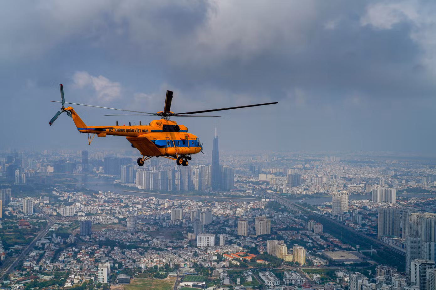 Ngoài trình diễn của lực lượng không quân, sáng 30/4 tại đường Lê Duẩn còn có phần diễu binh, diễu hành với nội dung bắn 21 loạt đại bác trên nền Quốc thiều Việt Nam, diễu hành của xe mô hình Quốc huy - khối cờ Đảng, cờ Tổ quốc - xe rước chân dung Chủ tịch Hồ Chí Minh; diễu binh các khối quân đội, dân quân tự vệ; diễu binh các khối công an; diễu hành các khối quần chúng. Tổng số lực lượng huy động cho khối diễu binh, diễu hành dự kiến khoảng 13.000 người.