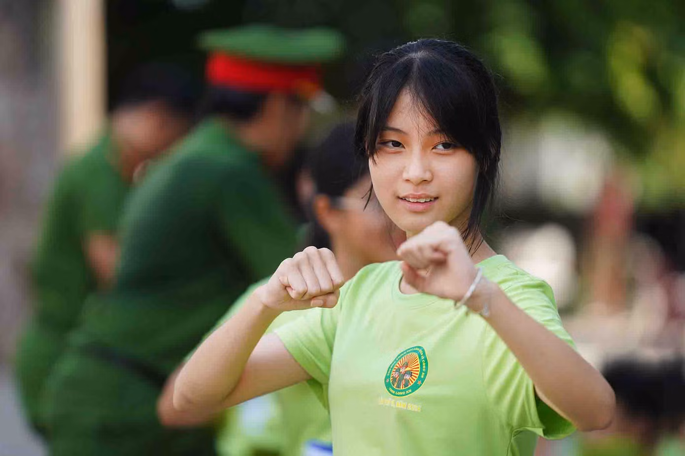 "Bản thân em rất ấn tượng với hình ảnh chiến sĩ, bộ đội múa võ. Nay được tham gia tập luyện các đòn thế cơ bản thôi nhưng em cũng cảm thấy rất phấn khích và cảm phục sự khổ luyện, hy sinh của các chú chiến sĩ", bạn Tống Ngọc Châu, lớp 6/7, trường PTTH Lý Tự Trọng (TP Tân An) chia sẻ.