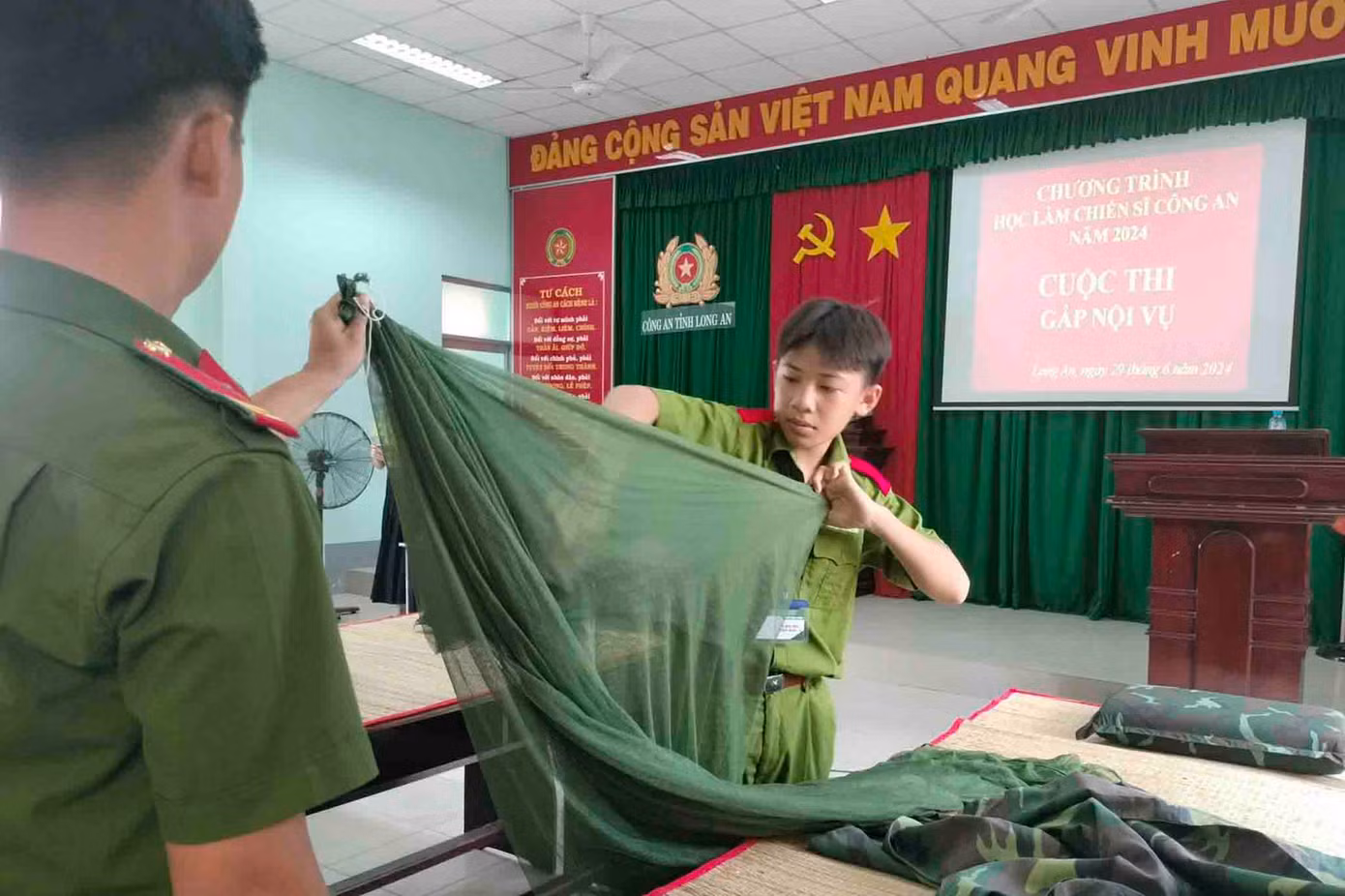 Trước khi ra thao trường luyện võ, các bé đã trải qua các lớp gấp chăn màn, PCCC, kỹ năng thoát hiểm...