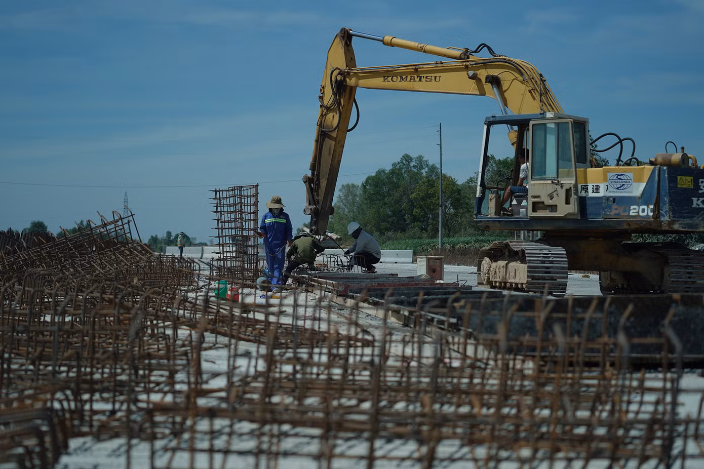 Công nhân đang làm dải phân cách trên cao tốc Vĩnh Hảo - Phan Thiết, đoạn qua huyện Hàm Thuận Nam, tỉnh Bình Thuận.