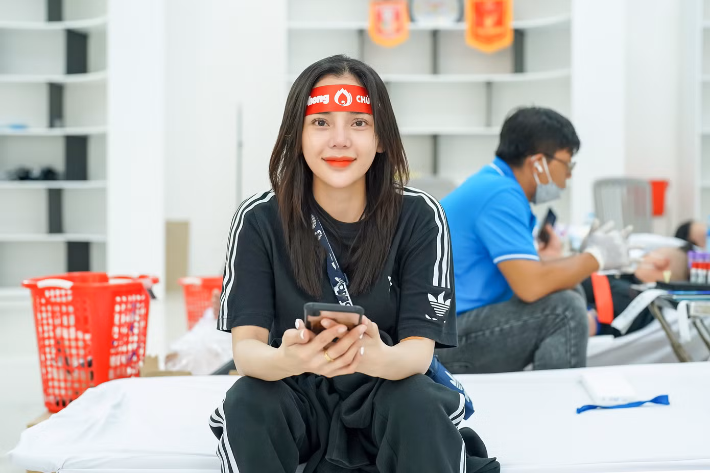 Nhiều cư dân đã đến từ sớm tham gia hiến máu. Trong ảnh, bạn Lê Thị Linh (ngụ quận Tân Phú) nghe bạn bè nói có chương trình hiến máu cũng tranh thủ qua sớm tham gia. Tuy là lần đầu tiên hiến máu nhưng Linh mạnh dạn đăng ký 350ml.