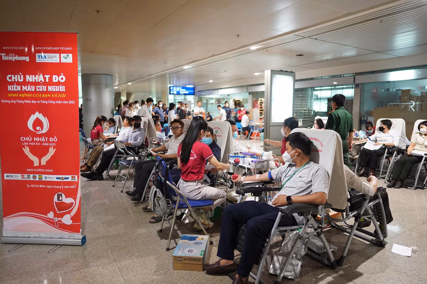 Chương trình Chủ nhật Đỏ sáng 5/5 tại ga quốc tế sân bay Tân Sơn Nhất tiếp nhận hơn 500 đơn đăng ký từ các đơn vị: Tổng công ty Cảng Hàng không Việt Nam (ACV), Cảng hàng không quốc tế Tân Sơn Nhất, Cảng vụ Hàng không Miền Nam, Công ty CP Phục vụ Mặt đất Sài Gòn (SAGS), Công ty CP DV Hàng không Sân bay Tân Sơn Nhất (SASCO), Chi cục Hải quan cửa khẩu sân bay quốc tế Tân Sơn Nhất, Autogrill VFS F&amp;B...