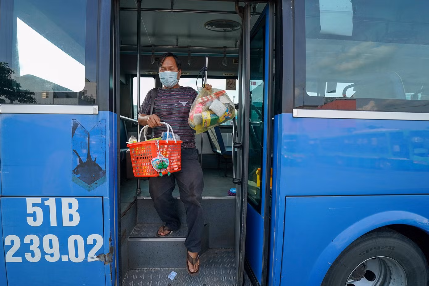 Anh Tấn xuống bến cuối là Củ Chi, sau đó cuốc bộ về nhà trọ cách bến xe Củ Chi khoảng 2km. Mỗi ngày, anh Tấn kiếm được khoảng trên dưới 200.000 đồng.