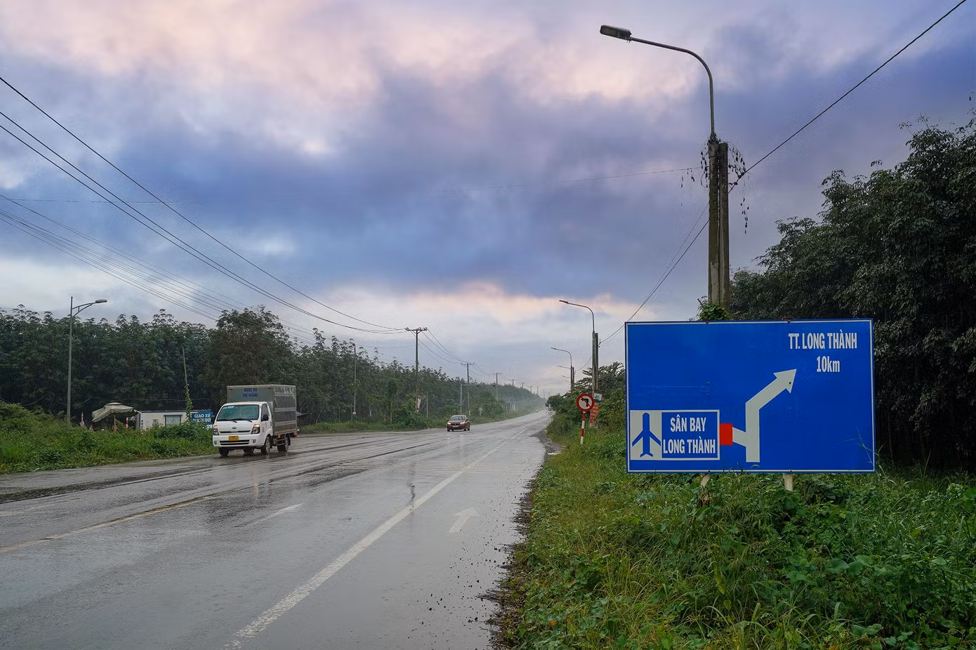 Dự án xây dựng sân bay Long Thành giai đoạn 1 có tổng mức đầu tư trên 100.000 tỷ đồng (tương đương gần 4,7 tỷ USD), với 1 đường cất/hạ cánh, nhà ga hành khách quy mô 25 triệu khách/năm; đưa vào khai thác cuối năm 2025.