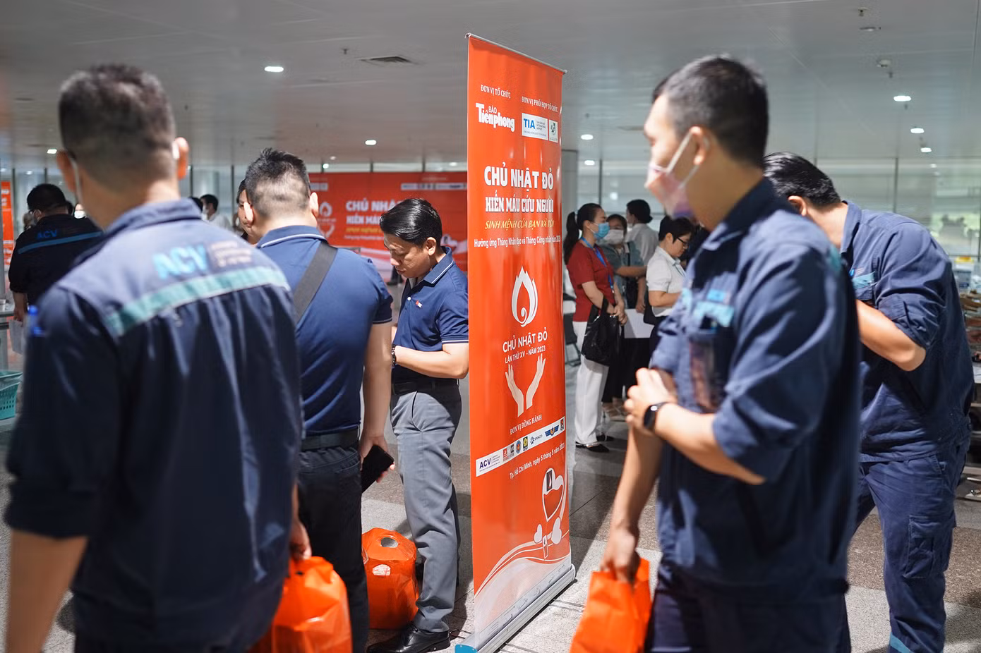 Người tham gia hiến máu được BTC mời ăn sáng tại phở Bigbowl thuộc công ty Autogrill VFS F&amp;B, sân bay quốc tế Tân Sơn Nhất. Bên cạnh đó, mỗi người tham gia hiến máu còn được nhận 1 phiếu bảo hiểm xe gắn máy đến từ tổng công ty Bảo hiểm Quân đội (MIC).