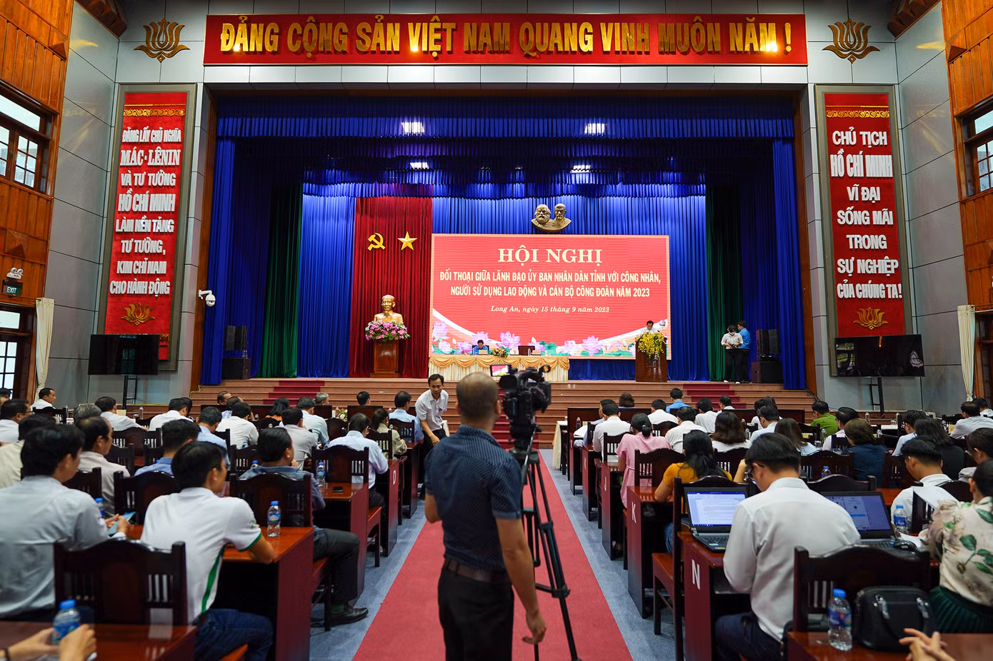 Quang cảnh buổi đối thoại.