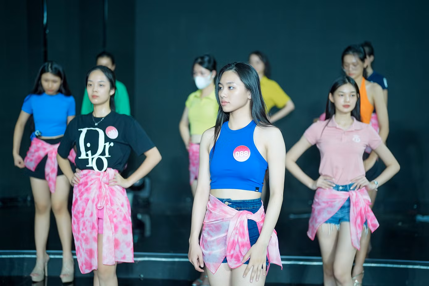 Gia đình thí sinh Khánh Hòa (SBD 088, Hà Nội) có mặt tại TP.HCM từ khá sớm để ủng hộ và cổ vũ con gái. Giống 34 cô gái còn lại, Khánh Hòa cho biết bản thân hồi hộp, hào hứng tới đêm chung kết để tỏa sáng.