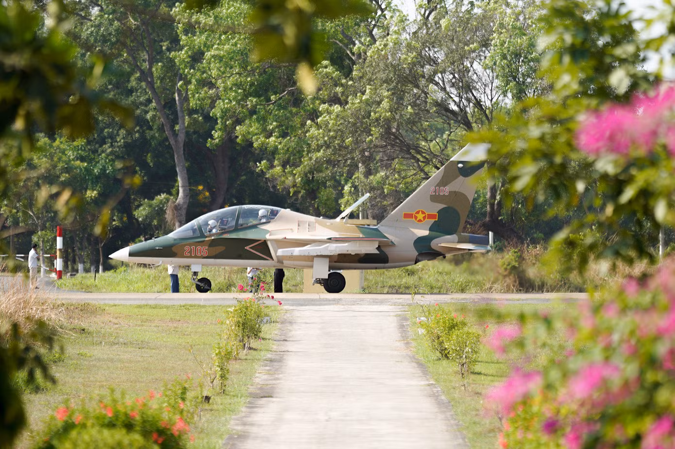 Phi công lái Yak-130 hạ cánh xuống đường băng rồi lăn vào nơi đậu máy bay tại sân bay Biên Hoà.