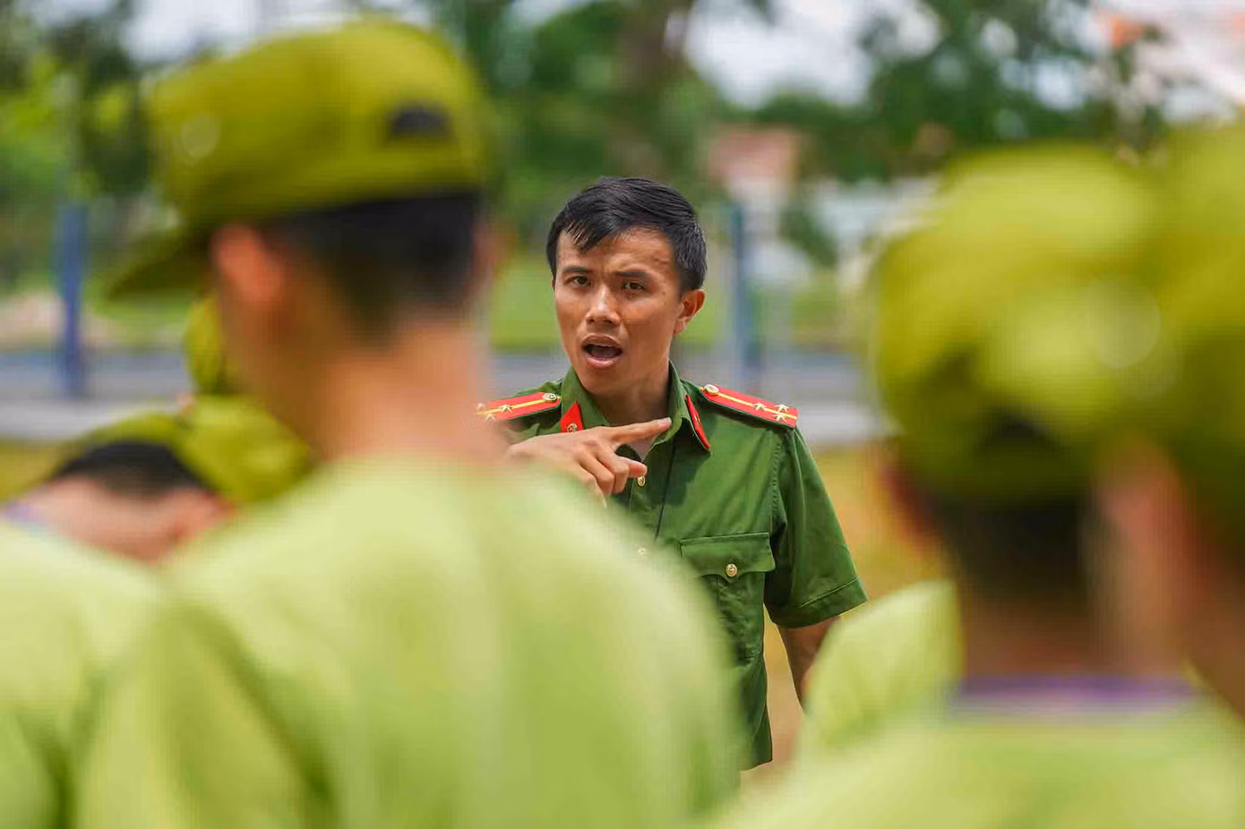 "Chương trình nhằm giáo dục giá trị đạo đức và truyền thống tốt đẹp của dân tộc, hình thành lối sống văn hóa, lành mạnh, trách nhiệm với cộng đồng, giúp thanh thiếu niên nâng cao kiến thức, rèn luyện tác phong kỷ luật, đồng thời tạo điều kiện cho thanh thiếu niên có sân chơi lành mạnh, thiết thực, nâng cao tình cảm yêu quý, bồi đắp niềm tin, niềm tự hào về truyền thống vẻ vang của lực lượng Công an nhân dân, giúp các em có điều kiện làm quen với môi trường Công an nhân dân, rèn luyện tính tự chủ, nề nếp, kỷ luật, kiên định vượt qua khó khăn, thử thách, bản lĩnh hơn trong cuộc sống, có tinh thần chia sẻ, quan tâm đến bạn bè, gia đình và những người xung quanh", bà Trương Thị Hồng Hạnh, tổng điều phối chương trình chia sẻ.
