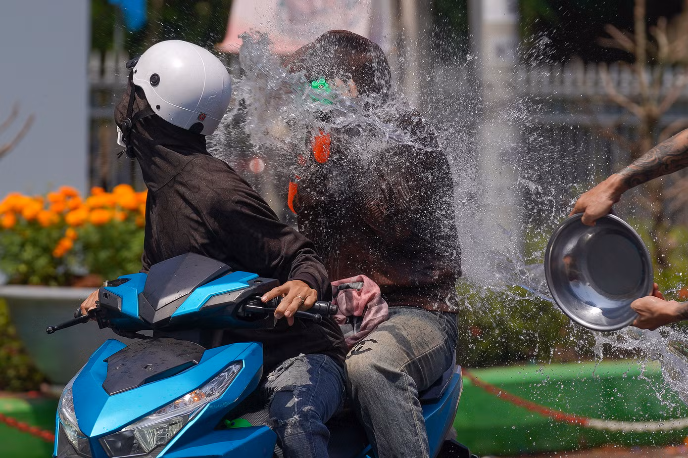 Một số người đi đường gặp vạ lây khi bị tạt nước như đối với những người hóa trang thành ma quỷ. Một số người đi đường gặp vạ lây khi bị tạt nước như đối với những người hóa trang thành ma quỷ.