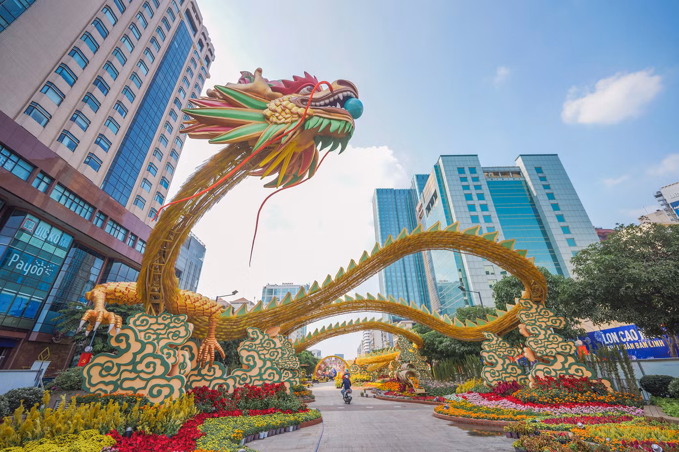 Từ khi những hình ảnh đầu tiên về thiết kế được công bố đến khi kết thúc vào đêm ngày 14/2, Đường hoa Nguyễn Huệ 2024 đã nhận được rất nhiều lời khen từ hàng triệu người dân và du khách, trở thành Đường hoa đẹp nhất trong 21 năm thực hiện Đường hoa Nguyễn Huệ.