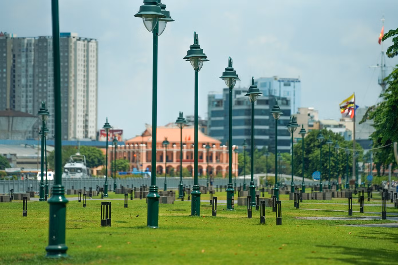 Tầm giữa trưa, công viên bến Bạch Đằng không một bóng người.