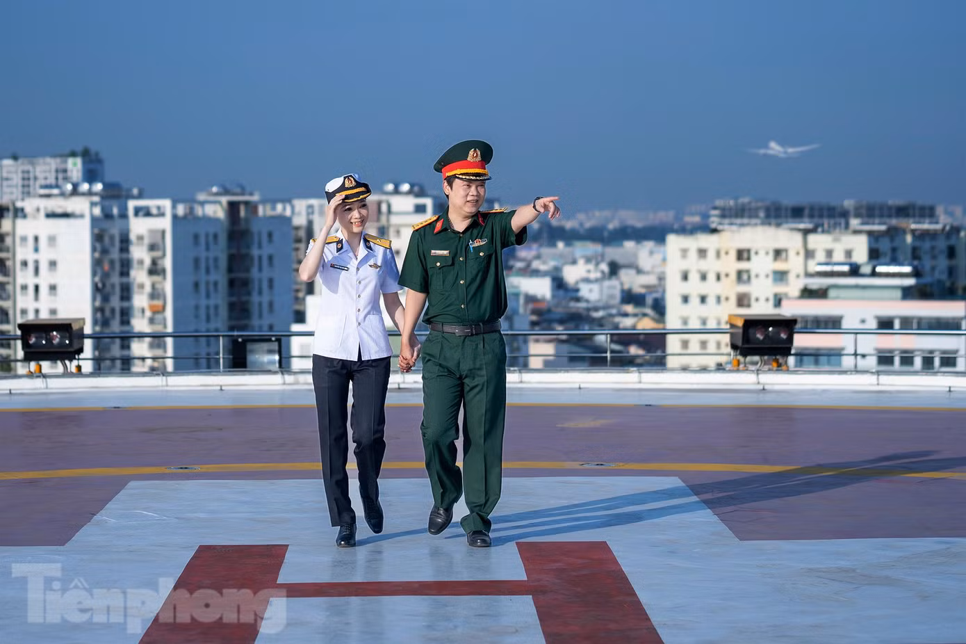 Đại uý Lê Quang Vinh, khoa nội Tiêu hoá-Bệnh viện quân y 175 tay trong tay cùng Thiếu uý-điều dưỡng Nguyễn Thị Kim Thoa, đội điều trị 486, phòng Hậu cần vùng 4 Hải quân.