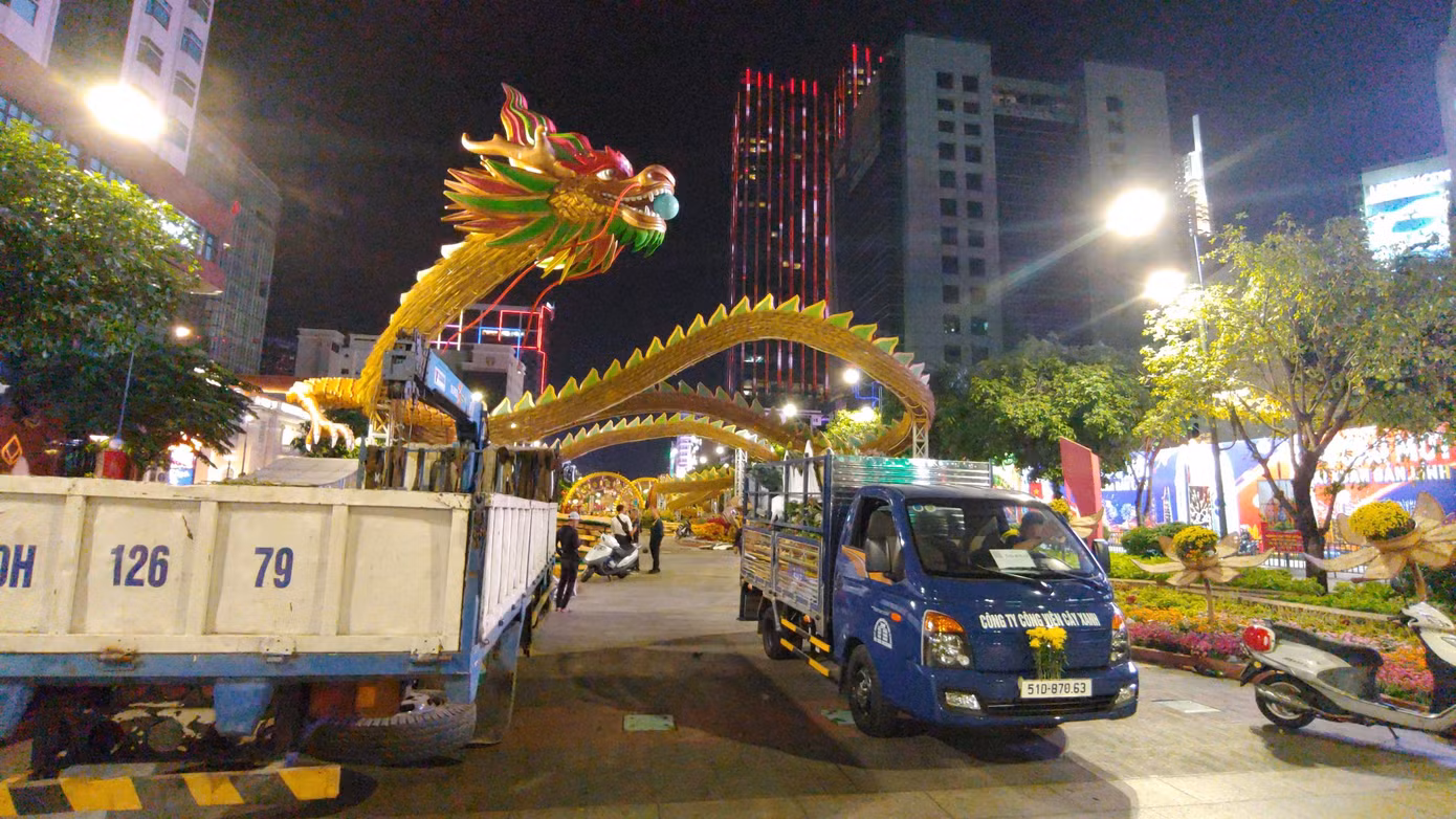 Đường hoa Nguyễn Huệ khép lại lúc 21h tối 14/2.