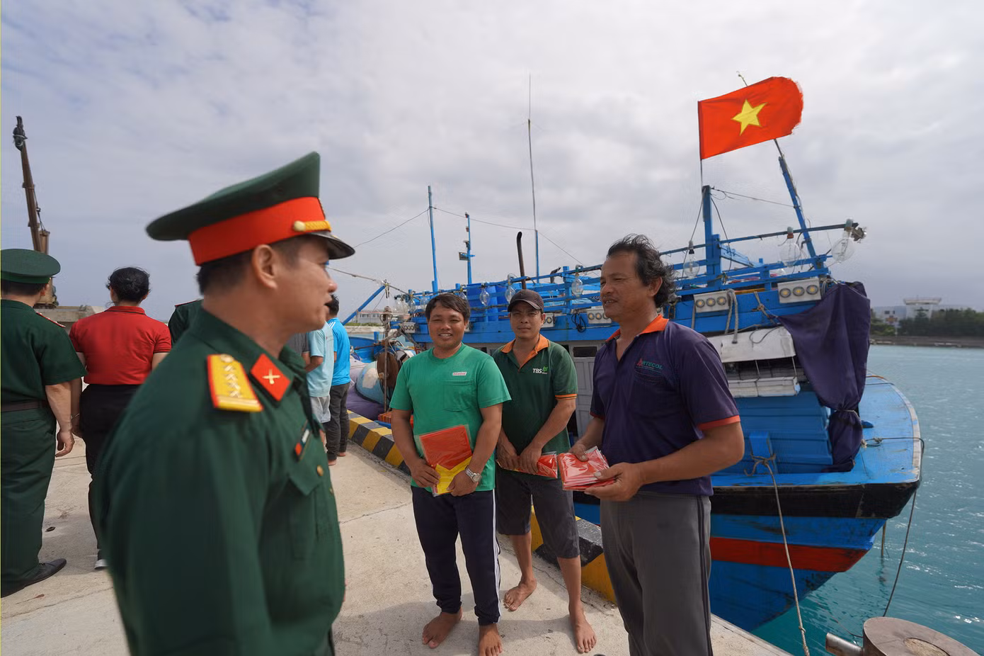 Đoàn công tác thuộc truyền hình QPVN thăm hỏi, tặng Quốc kỳ cho ngư dân đang neo đậu tàu, thuyền bên trong quần đảo Trường Sa.