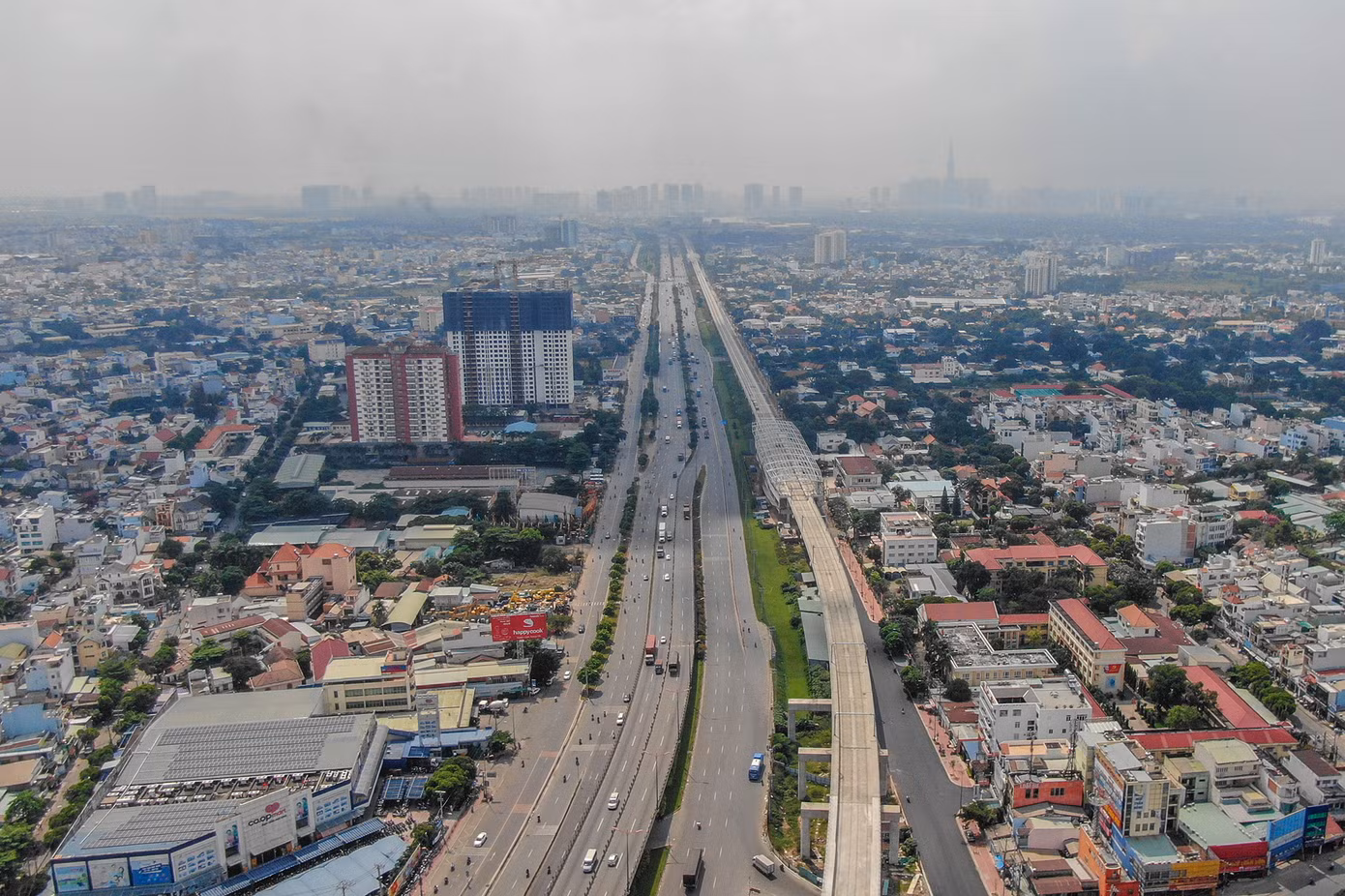 Hướng nhìn từ Ngã tư Thủ Đức về trung tâm Thành phố. Ngày 10 tháng 10 năm 1984, Xa lộ Biên Hòa được đổi tên thành xa lộ Hà Nội nhân dịp kỷ niệm 30 năm giải phóng Thủ đô Hà Nội. Giờ đây, đoạn từ cầu Sài Gòn đến ngã tư Thủ Đức được đổi thành đường Võ Nguyên Giáp, người dân sẽ chạy xuyên suốt con đường gắn liền với sự kiện chấn động địa cầu mà không cần đổi tuyến.