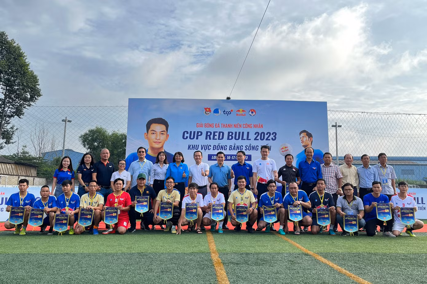 Giải bóng đá khu vực Đồng bằng Sông Tiền quy tụ 16 đội bóng đại diện cho các doanh nghiệp đang đóng trên địa bàn tỉnh, thành phố như: Long An, Bến Tre, Đồng Tháp, Tiền Giang… tham gia tranh tài. Đội giành chức Vô địch sẽ đại diện cho khu vực tham gia vòng Chung kết diễn ra vào tháng 11/ 2023 tại Thủ đô Hà Nội. (Ảnh: Tỉnh Đoàn Long An)