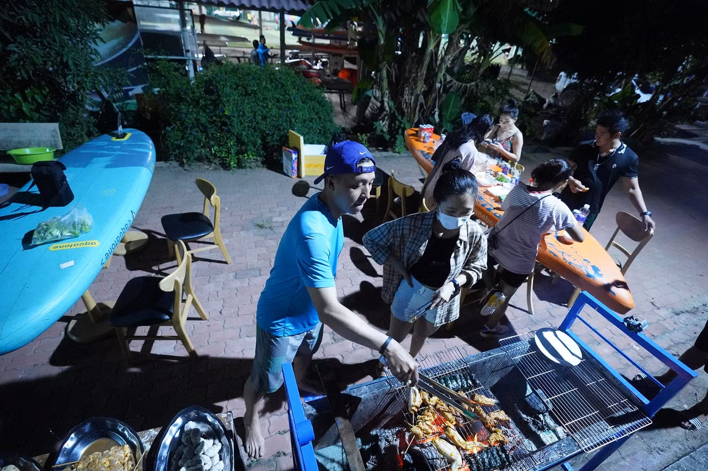 Với những khách tham gia tour trọn gói sẽ được thưởng thức tiệc nướng với chiếc bàn được kê từ những chiếc thuyền SUP.