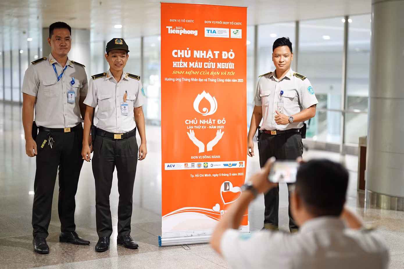 Nhân viên an ninh sân bay Tân Sơn Nhất lưu lại khoảnh khắc ý nghĩa với chương trình đầy tính nhân văn.