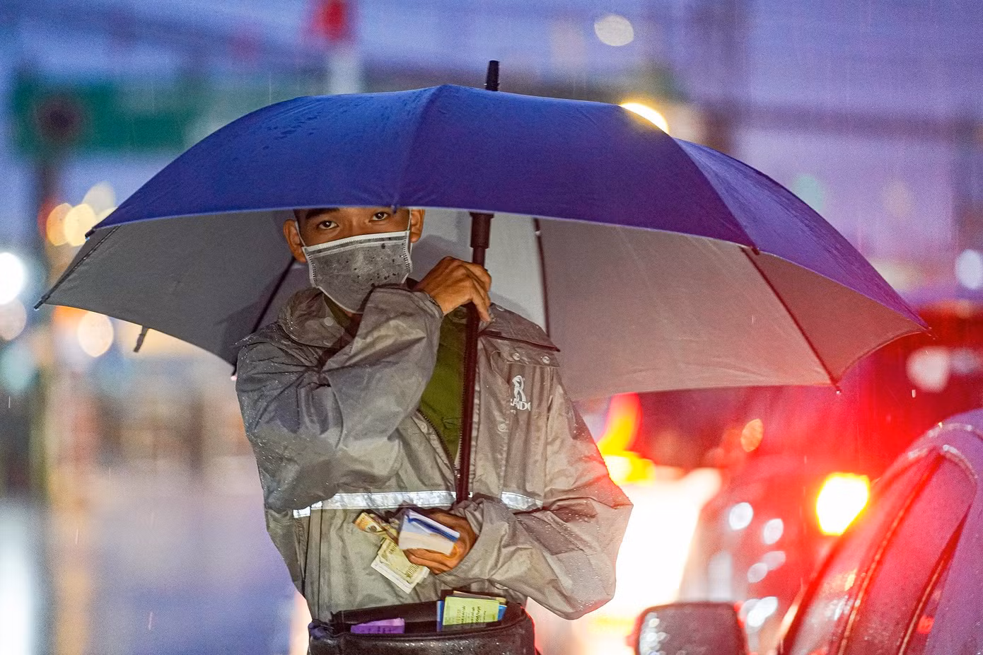 "Những ngày này thì anh em vất vả lắm, cố gắng phục vụ khách nhưng cũng cố không để cho ướt vé", một nhân viên phà chia sẻ.