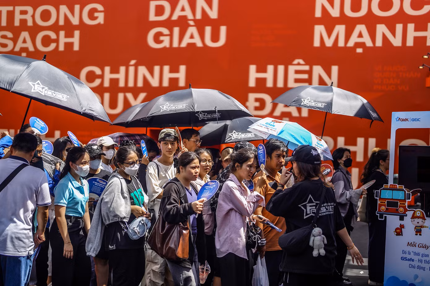 Nhiều bạn trẻ tìm đến đây để sống trong không khí tự hào về chặng đường 80 năm vinh quang, vẻ vang của lực lượng Công an nhân dân Việt Nam anh hùng.