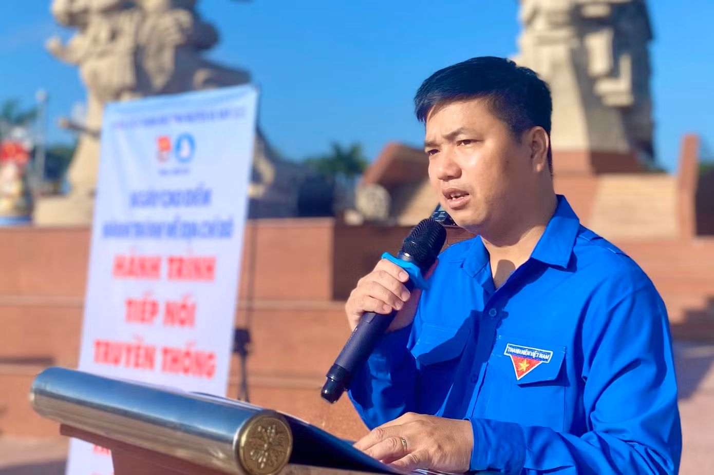 Anh Phạm Văn Hậu - Phó Bí thư Tỉnh Đoàn, Chủ tịch Hội đồng Đội tỉnh ôn lại truyền thống. Anh Phạm Văn Hậu - Phó Bí thư Tỉnh Đoàn, Chủ tịch Hội đồng Đội tỉnh ôn lại truyền thống.