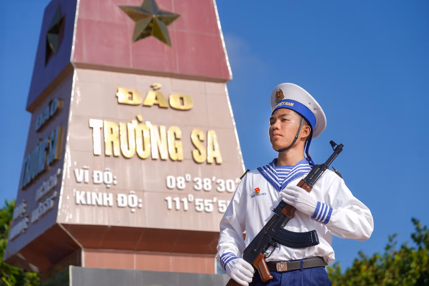Hình ảnh thiêng liêng giữa biển trời Tổ quốc Việt Nam.