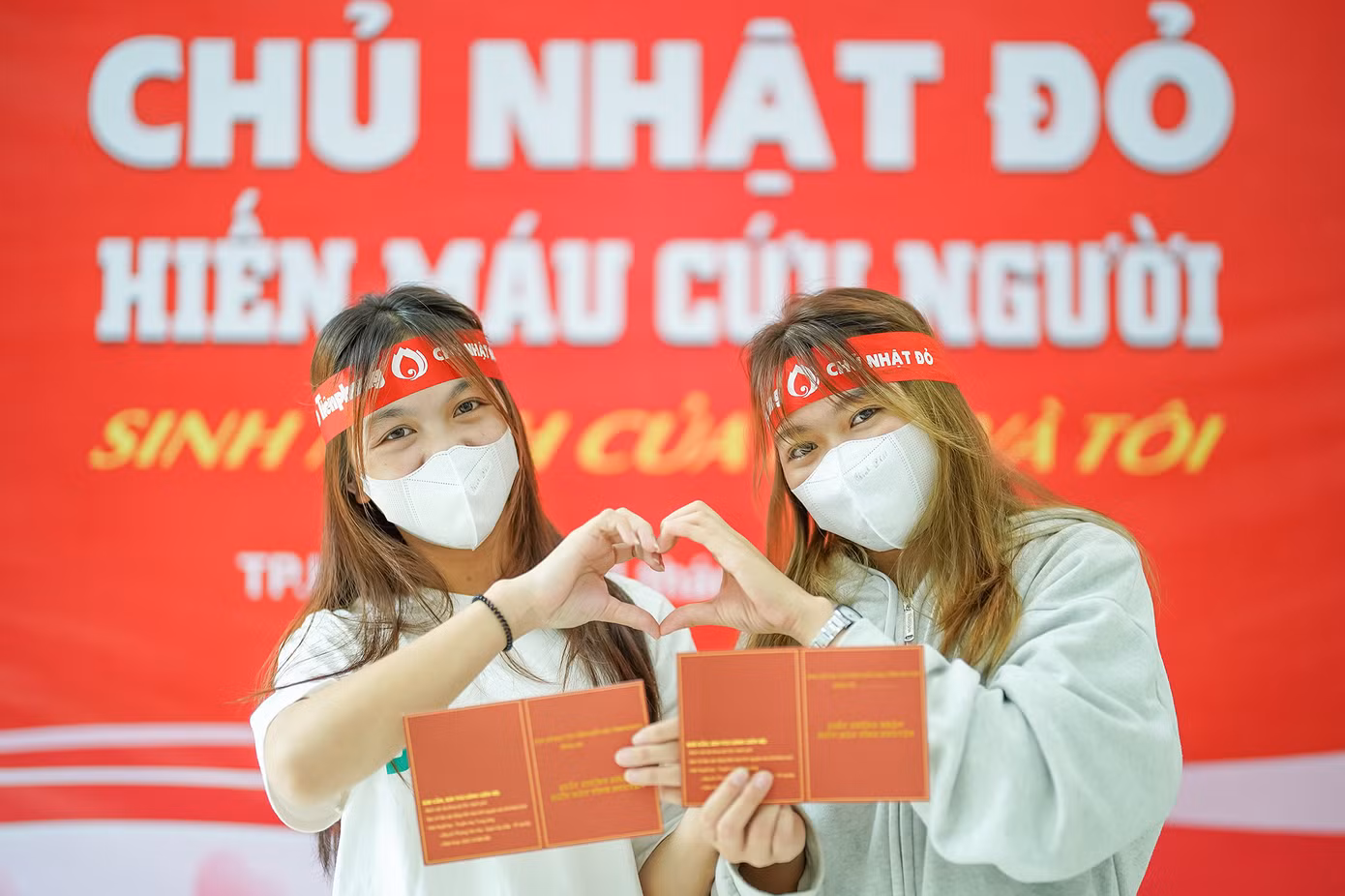 Bạn Nguyễn Thị Thuý Hằng (trái) và bạn Mai Thị Hòa lần đầu tiên tham gia hiến máu. Hằng sinh năm 2004, Hoà sinh năm 2003, hiện là sinh viên. Sáng nay, hai bạn đăng ký mỗi người 350ml.