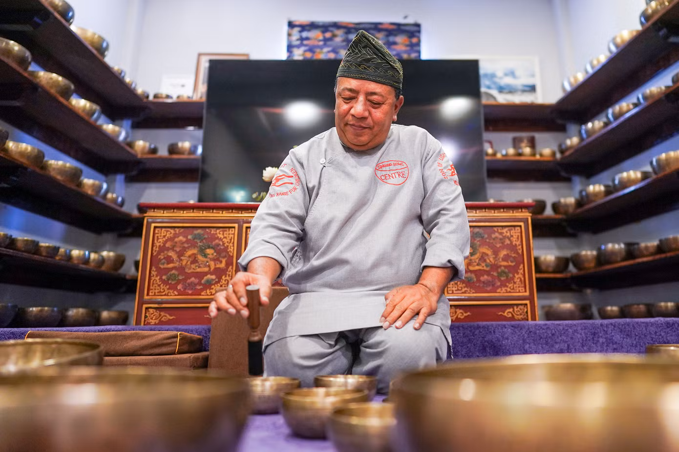 Thầy Santa đang thực hiện một bài chuông giúp các vị khách cân bằng. Ông đã cùng với trung tâm Om Himalayas hỗ trợ các học viên trải nghiệm trong suốt 5 năm qua. "Hàng trăm khoá đào tạo các cấp độ cơ bản đến chuyên sâu đã được Om Himalayas tổ chức. Các khoá học Master trong lĩnh vực này đã được tổ chức ở Việt Nam lẫn Nepal, quê hương của dòng chuông xoay Himalaya. Phương pháp này có 3 cấp độ: Thư giãn thì có thể cảm nhận ngay từ lần đầu tiên trải nghiệm, kế đến là cân bằng. Cấp độ cân bằng thì người trải nghiệm có thể theo liệu trình từ 10 - 20 buổi. Cuối cùng là chữa lành với các liệu trình chuyên sâu và đòi hỏi đầu tư thời gian. Phương pháp chữa lành phù hợp với những ai bị tổn thương trong quá khứ, nỗi ám ảnh ăn sâu vào tiềm thức", thầy Santa chia sẻ.