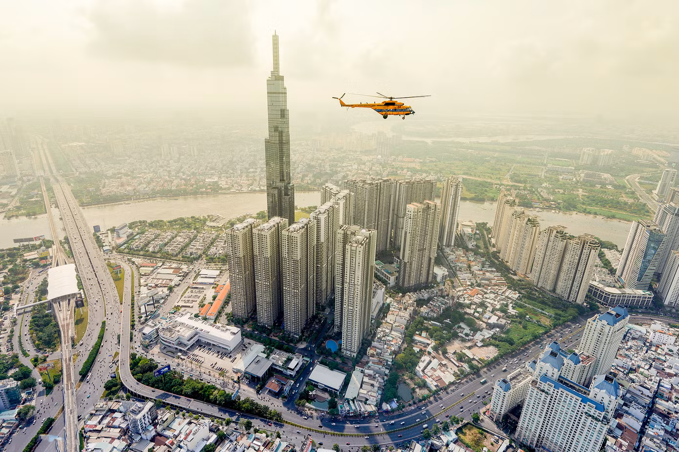Ánh ban mai chiếu xuyên qua toà nhà Landmark 81.