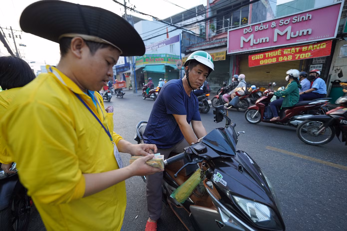 Mùng 10 tháng Giêng là ngày vía Thần Tài, nơi đây là điểm đến để người dân chọn mua những con cá lóc to được các thợ nướng chế biến ra món nướng cùng với mía. Nhiều khách hàng đến đây mua cho cả người thân, hàng xóm.