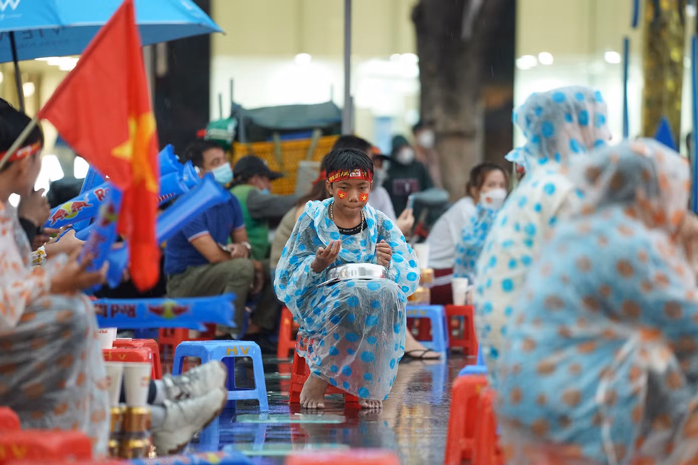 Cơn mưa không làm nản lòng số ít người hâm mộ cổ vũ đội tuyển U22 Việt Nam tranh huy chương đồng với U22 Myanmar.