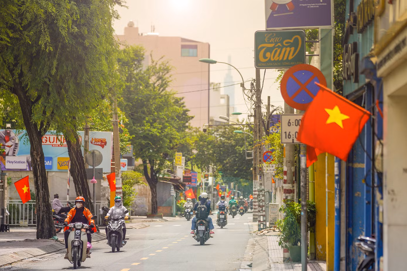 Cờ đỏ sao vàng phủ rực rỡ trên các con hẻm dọc tuyến đường Nguyễn Trọng Tuyển (quận Phú Nhuận), thu hút nhiều bạn trẻ đến chụp ảnh.