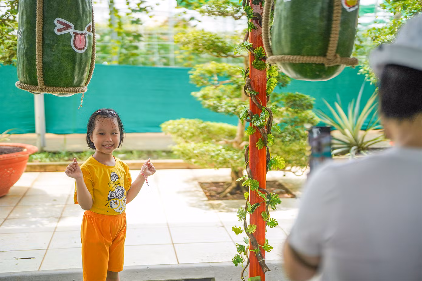 Khu vườn bí đao đặc biệt thu hút các em nhỏ.