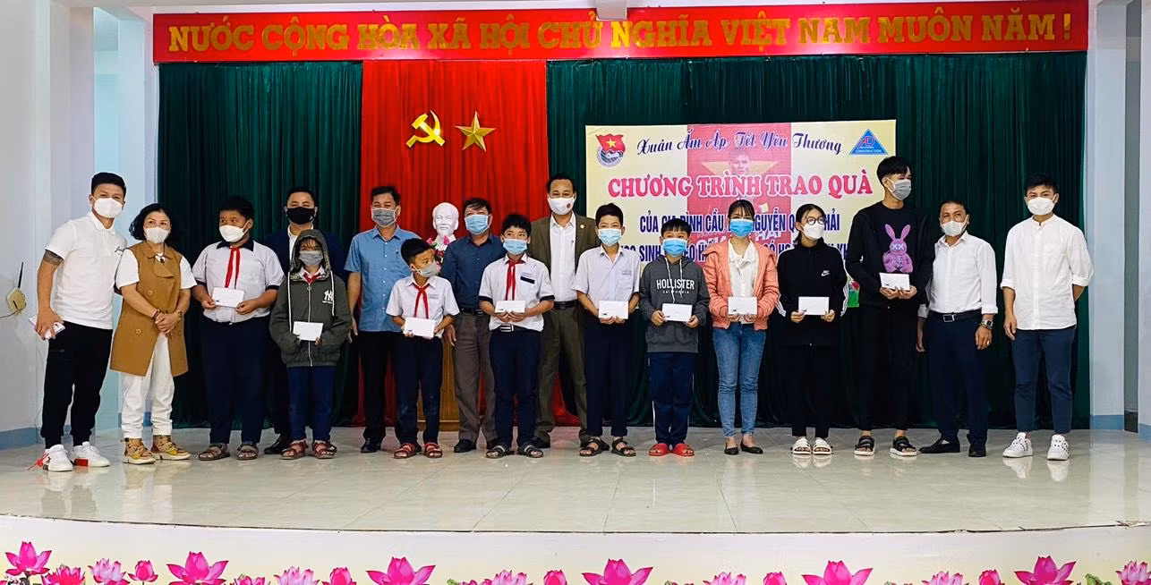 Quang Hải mong các bạn nhỏ phải luôn cố gắng vượt khó để đạt được những điều tốt đẹp hơn bằng sự cố gắng hết mình của bản thân.