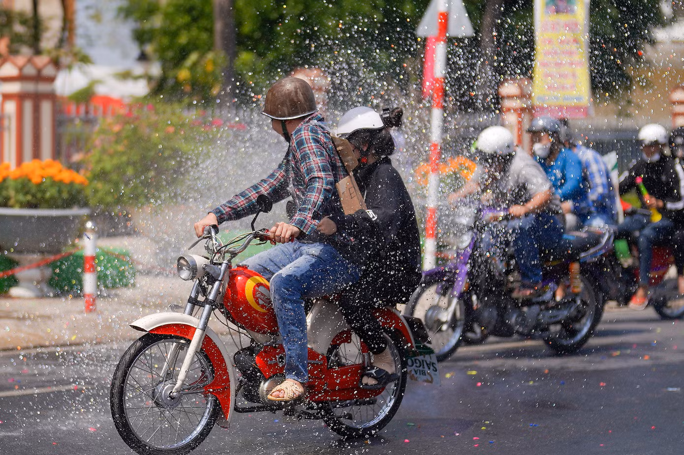 Nhiều người dân cho biết, tục lệ này gần đây đang có dấu hiệu "biến tướng" vì trước kia được làm rất đơn giản. Theo ông Nguyễn Văn Mười (Khu phố 2, thị trấn Tầm Vu), trước kia người dân không có nhiều xe máy, chủ yếu tạt nước vào xe đò. "Tôi cúng lễ từ năm 1989 đến nay, mấy cảnh chạy xe nẹt pô, lạng lách trước kia không có... Vì vậy, vào những ngày này, người dân hạn chế chạy xe, chỉ đứng trên vỉa hè theo dõi". Nhiều người dân cho biết, tục lệ này gần đây đang có dấu hiệu "biến tướng" vì trước kia được làm rất đơn giản. Theo ông Nguyễn Văn Mười (Khu phố 2, thị trấn Tầm Vu), trước kia người dân không có nhiều xe máy, chủ yếu tạt nước vào xe đò. "Tôi cúng lễ từ năm 1989 đến nay, mấy cảnh chạy xe nẹt pô, lạng lách trước kia không có... Vì vậy, vào những ngày này, người dân hạn chế chạy xe, chỉ đứng trên vỉa hè theo dõi".