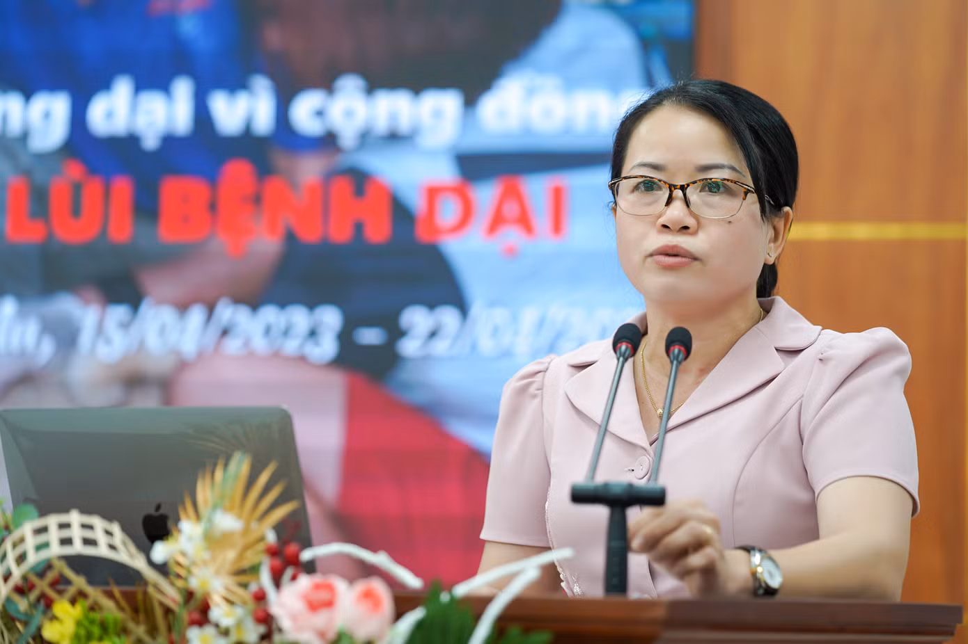 "Theo số liệu của ngành, trong các tháng đầu năm 2023 (đến 10/4/2023) cả nước có 23 trường hợp tử vong vì bệnh dại và 70 ca bệnh Dại trên động vật, tiêu hủy 100 con chó mèo. Mục tiêu trong năm 2023 là phải tiêm phòng đạt 90.000 liều vắc xin phòng bệnh dại cho chó mèo toàn tỉnh, đạt 85% kế hoạch và hơn 70% tổng đàn chó mèo toàn tỉnh, tập trung truyền thông nâng cao nhận thức người dân. Tôi cũng yêu cầu Chi cục Chăn nuôi thú y và Thủy sản, Trạm Chăn nuôi, thú y huyện Đức Huệ cử lực lượng theo dõi, hỗ trợ cho lực lượng tiêm phòng, đảm bảo an toàn về chuyên môn cho các em sinh viên, kịp thời báo cáo những khó khăn vướng mắc để Sở phối hợp với UBND huyện Đức Huệ cùng tháo gỡ đảm bảo Chiến dịch diễn ra theo đúng thời gian và đạt hiệu quả một cách tốt nhất", bà Đinh Thị Phương Khanh, Phó Giám đốc, đại diện Sở Nông nghiệp và Phát triển Nông thôn tỉnh Long An cho biết.