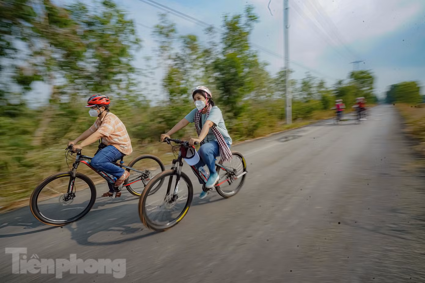 "Ngoài ra, tour xe đạp xưa nay chỉ dành cho khách quốc tế nhưng vì dịch bệnh nên tour xe đạp được đưa vào giới thiệu với du khách nội địa lần đầu tiên. Hiện nay, các quận, huyện và thành phố Thủ Đức có nhiều sản phẩm du lịch có thể đưa vào khai thác phục vụ du khách như: đi xe đạp trên các cánh đồng lúa, dọc các bờ sông trong xanh, khám phá các điểm đến lịch sử gắn với từng quận, huyện... Tuy nhiên, các sản phẩm đặc trưng này chưa đầu tư đúng cách để quảng bá, giới thiệu mạnh mẽ đến người dân. Vì vậy, đây là lúc chúng ta làm mới các sản phẩm du lịch tại các quận, huyện và thành phố Thủ Đức để kéo du khách trở lại; điều này cũng phù hợp với mục tiêu phát triển mỗi quận, huyện và thành phố Thủ Đức 1 sản phẩm du lịch. Khi các quận, huyện có sản phẩm du lịch đặc trưng và được giới thiệu rộng rãi đến du khách, nhất là dịp cao điểm cuối năm và Tết Nguyên đán 2022 cũng sẽ giúp khôi phục lại ngành du lịch Thành phố sau đại dịch nói riêng và phát triển kinh tế TPHCM nói chung”, ông Tùng phân tích.