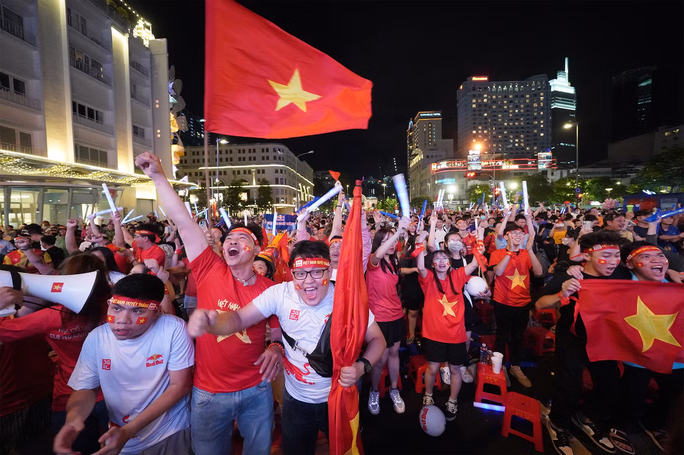 Khi người hâm mộ còn chưa ổn định chỗ ngồi, ngôi sao của Bình Dương, tiền đạo Tiến Linh đã có bàn mở tỷ số phút thứ 3. Đội trưởng Đỗ Hùng Dũng tung đường chuyền dài từ cánh phải bên phần sân nhà, Tiến Linh phá bẫy việt vị tì người rồi sút tung lưới Nadeo.