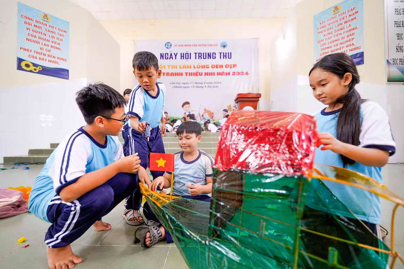 Nhóm các bé của Trường tiểu học Long Thạnh với chiếc đèn lồng hình chiếc thuyền Nghinh Ông.
