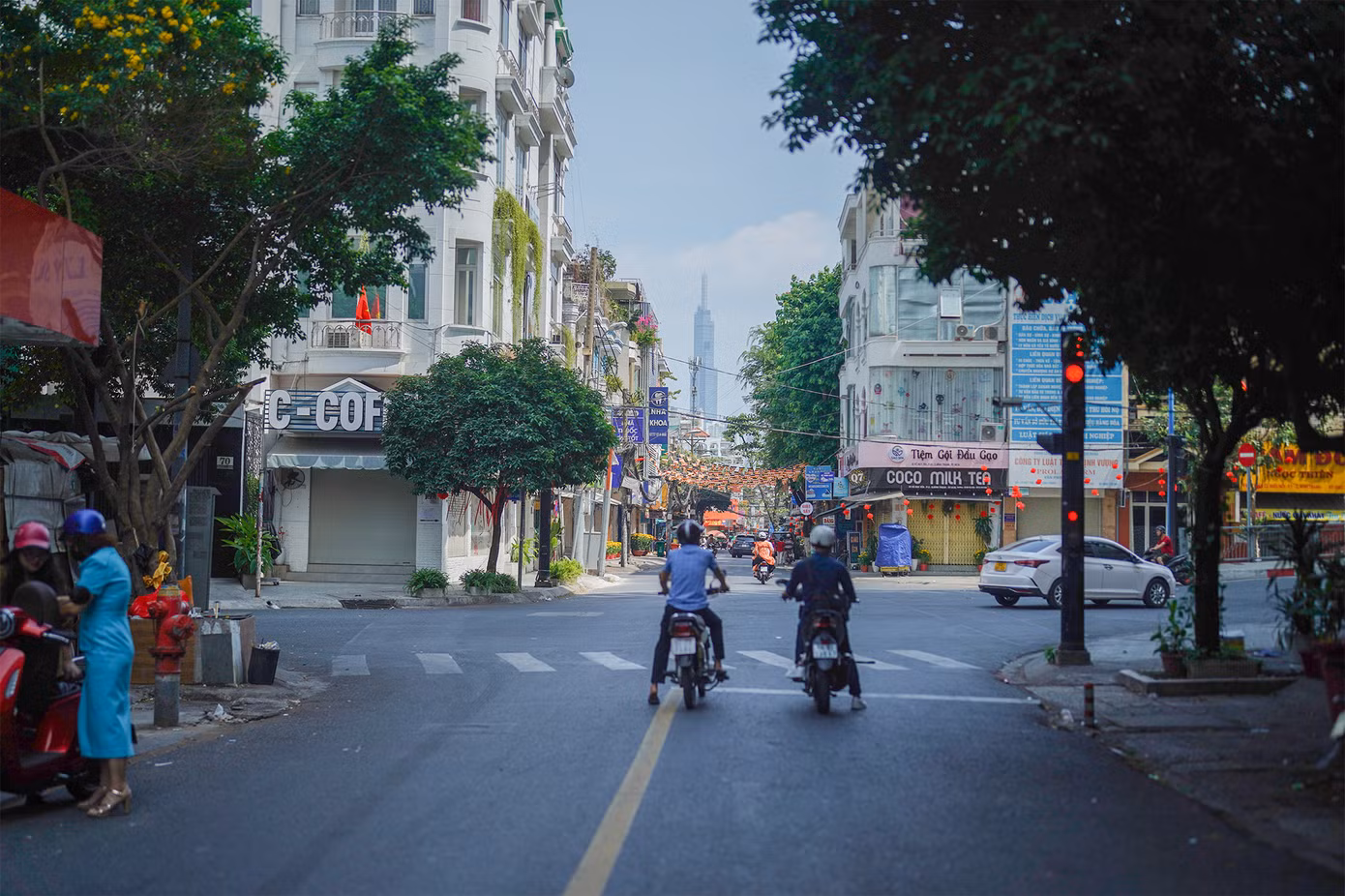 Khu vực Miếu Nổi (quận Phú Nhuận) ngày thường xôm tụ nhưng mùng 1 cũng được "xả hơi" khi thưa vắng dòng phương tiện. Khu vực Miếu Nổi (quận Phú Nhuận) ngày thường xôm tụ nhưng mùng 1 cũng được "xả hơi" khi thưa vắng dòng phương tiện.