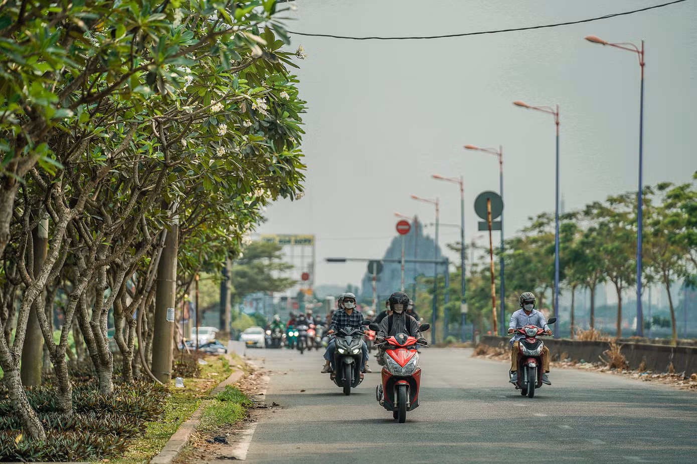 Đoạn Xa lộ Hà Nội gần cầu Đồng Nai là một con đường đẹp với hàng cây rợp sắc hoa chạy qua Khu du lịch Suối Tiên, Bệnh viện Ung Bướu (cơ sở 2), Nghĩa trang liệt sĩ TPHCM